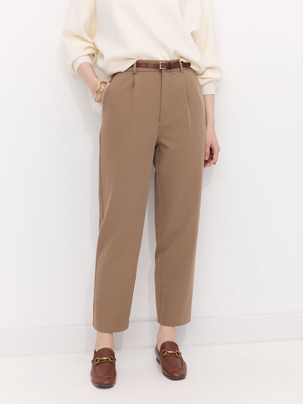 מכנסיים מחוייטים עם חגורה