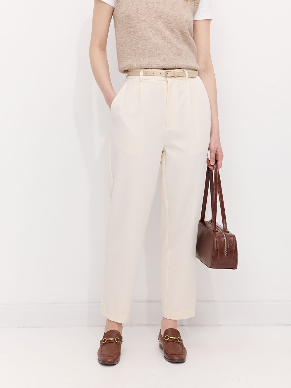 מכנסיים מחוייטים עם חגורה