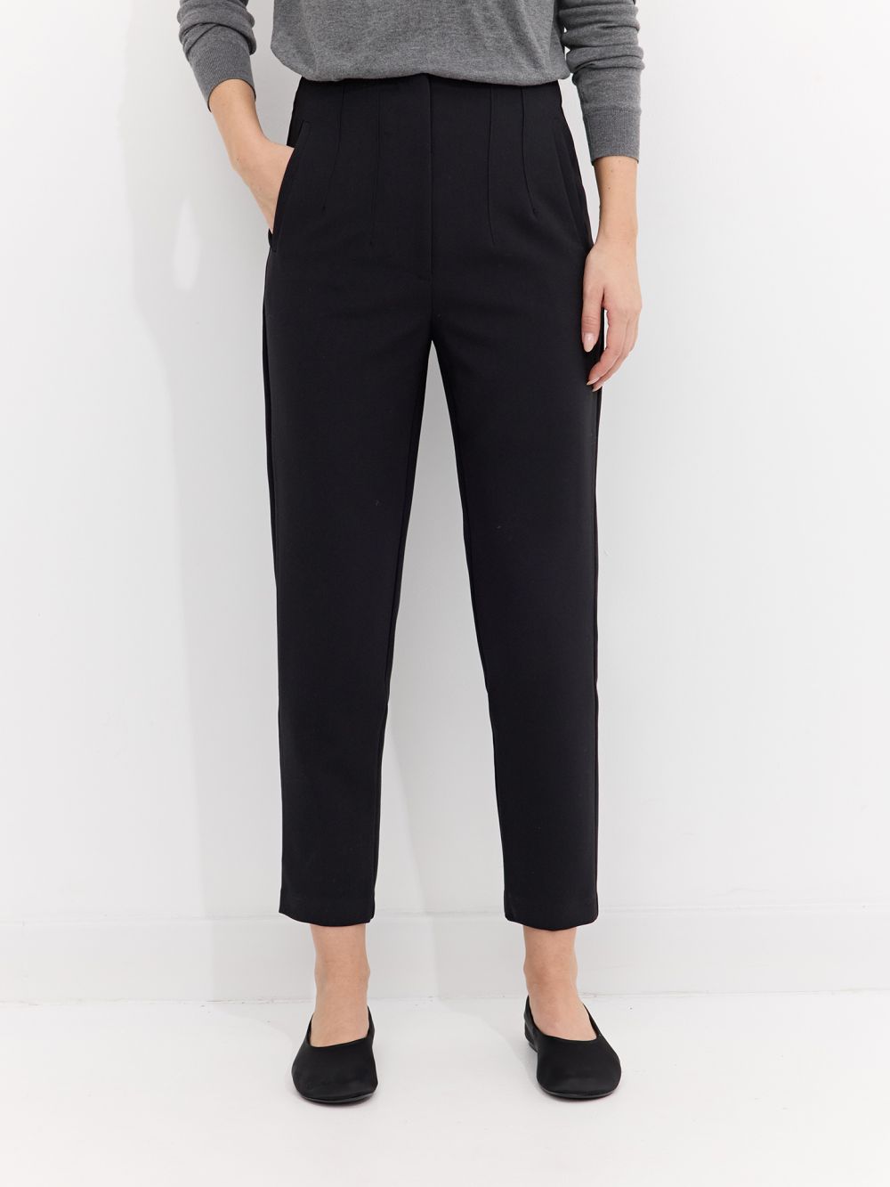 מכנסיים מחויטים צרים