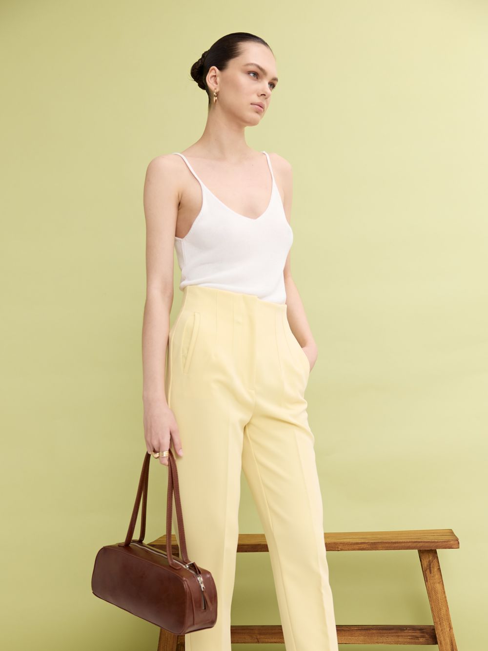 מכנסיים מחוייטים בגזרה גבוהה