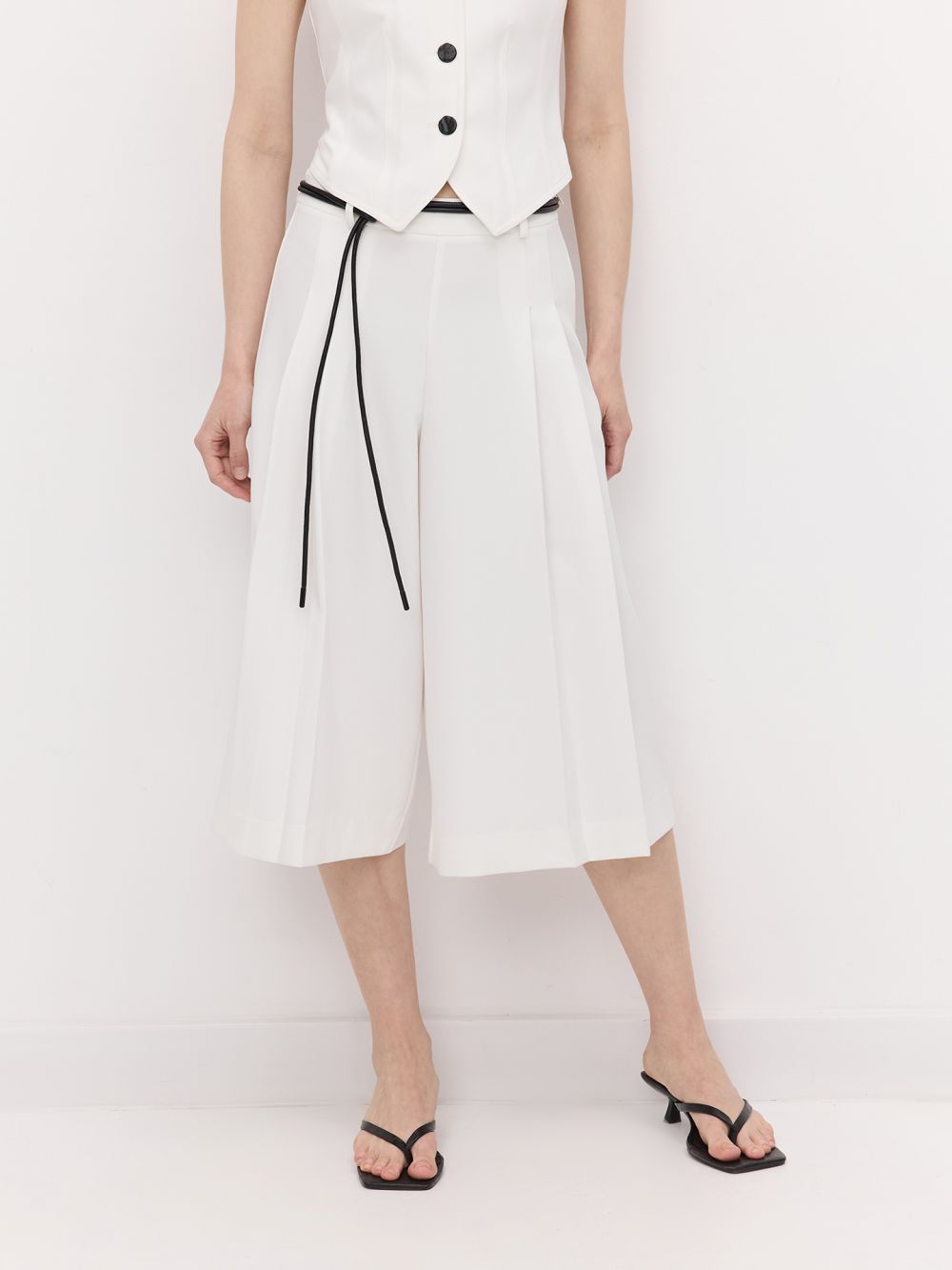 מכנסי 3/4 מחוייטים עם חגורה