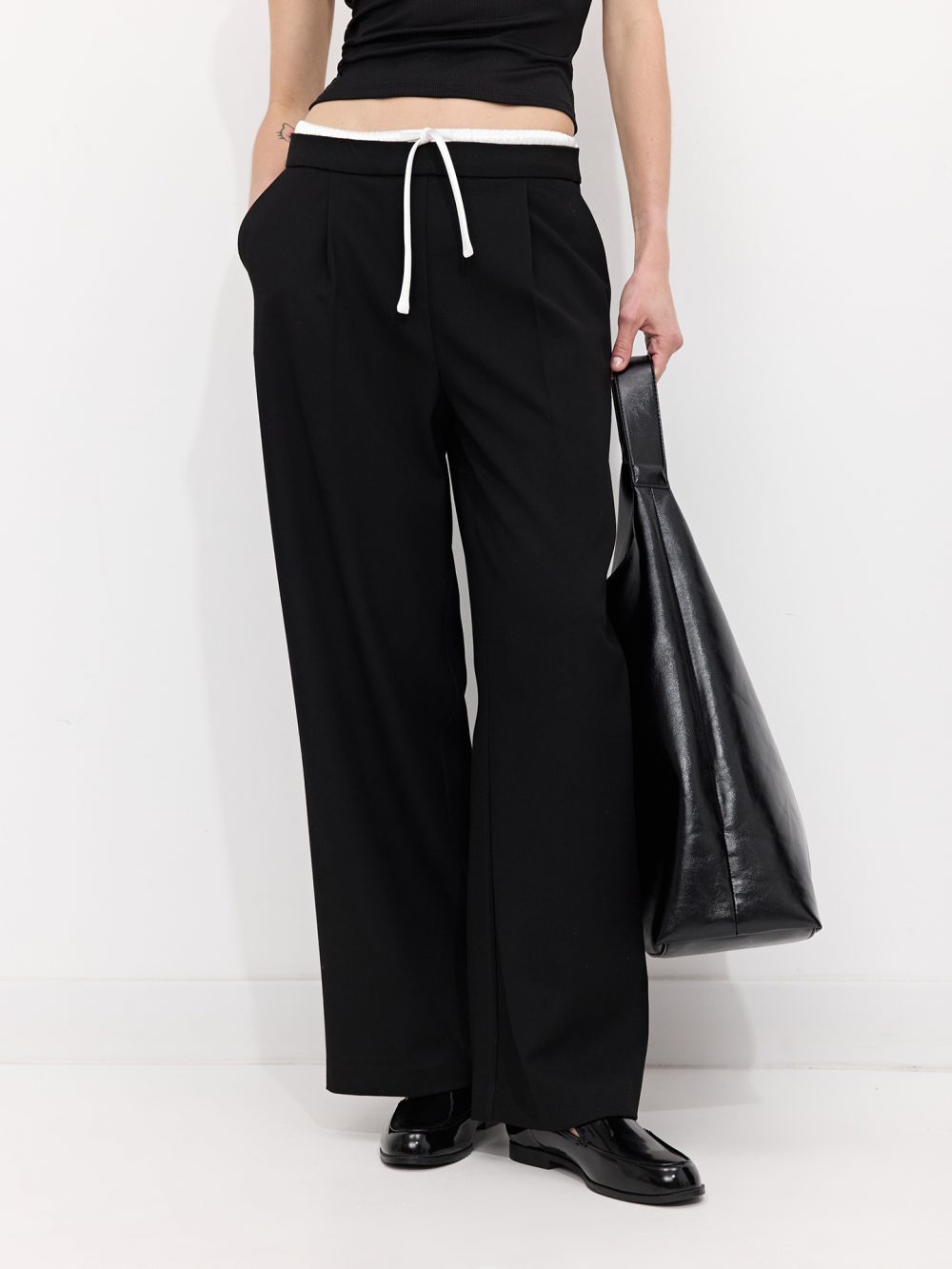 מכנסיים מחויטים רחבים