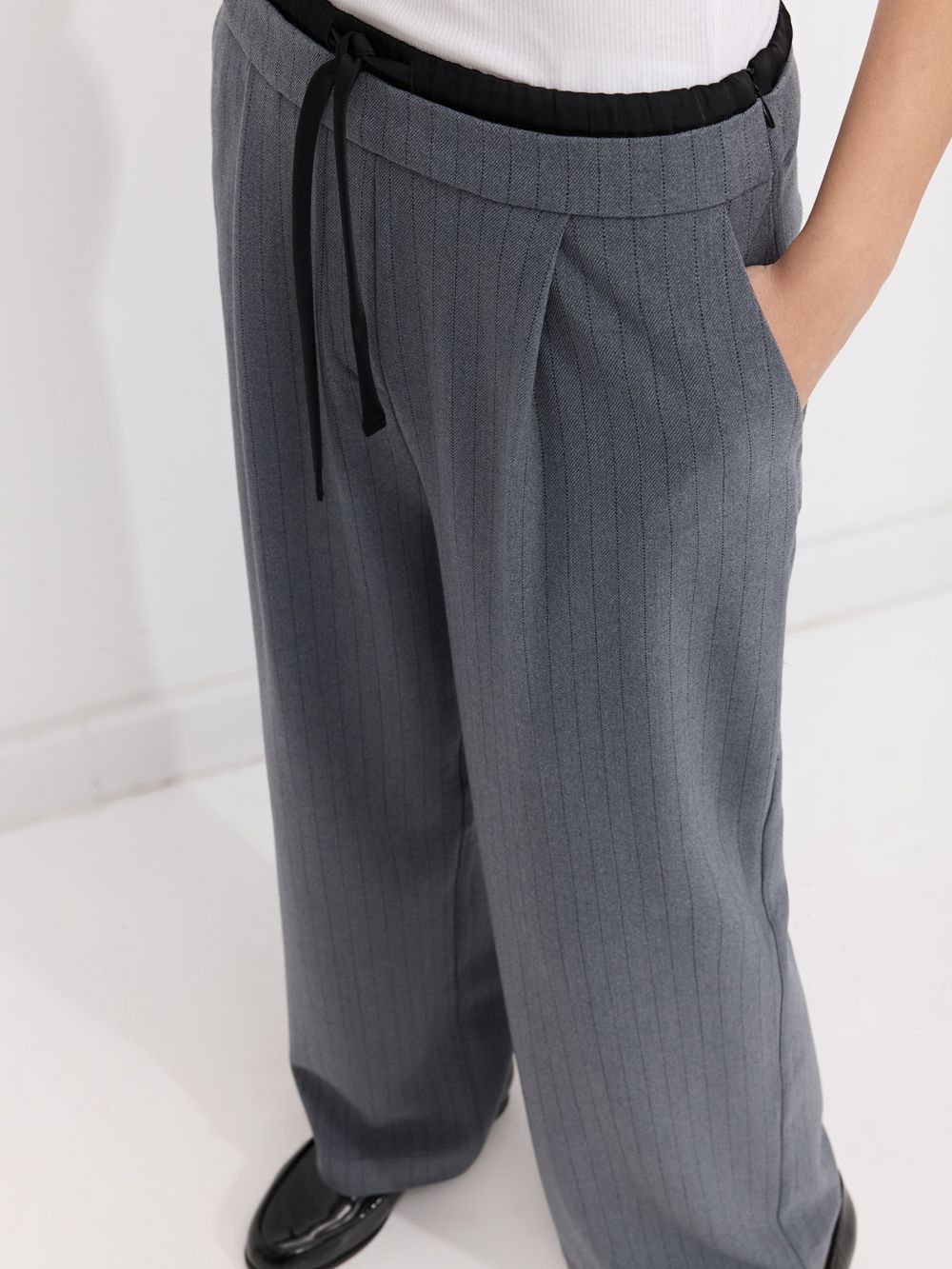 מכנסיים מחויטים רחבים