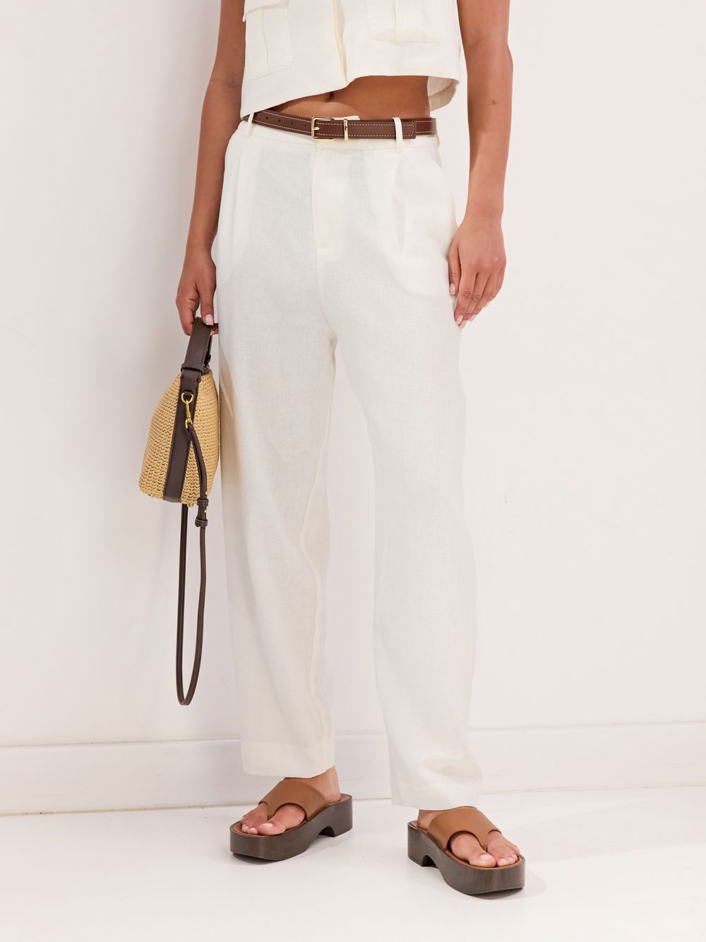 מכנסיים עם חגורה