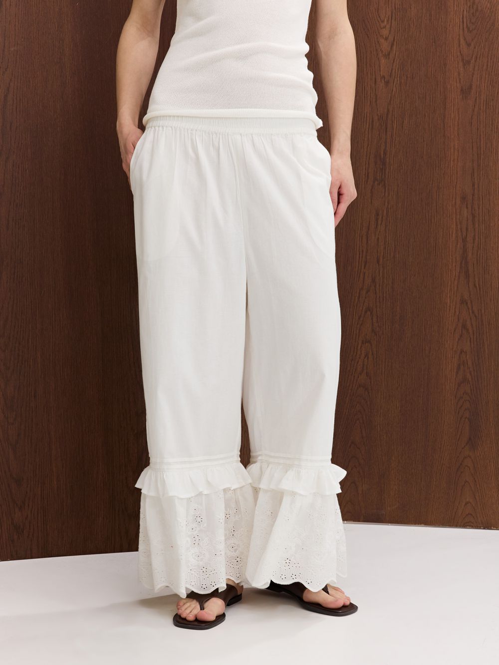 מכנסיים מתרחבים בעיטור רקמה