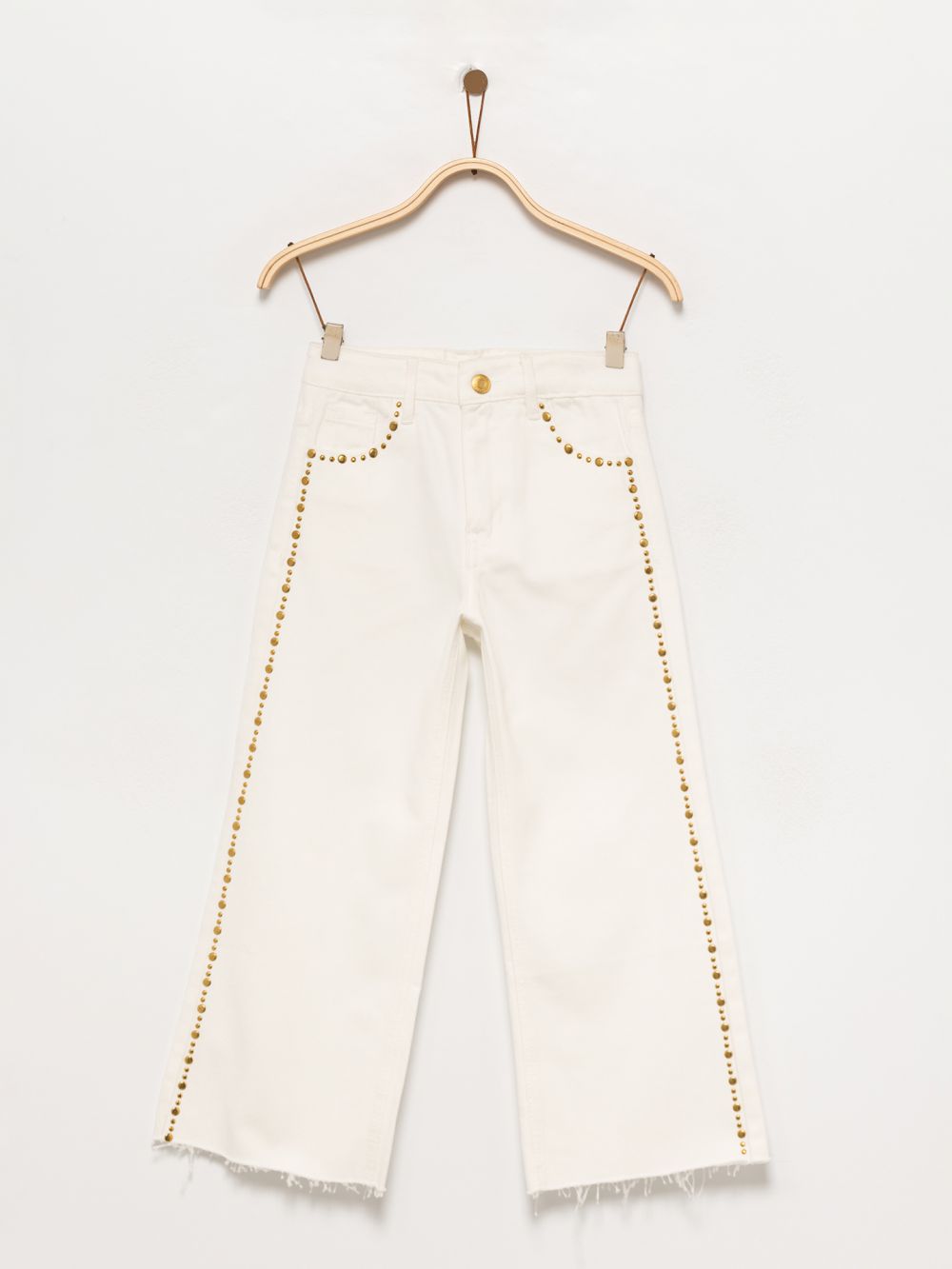 מכנסיים עם ניטים