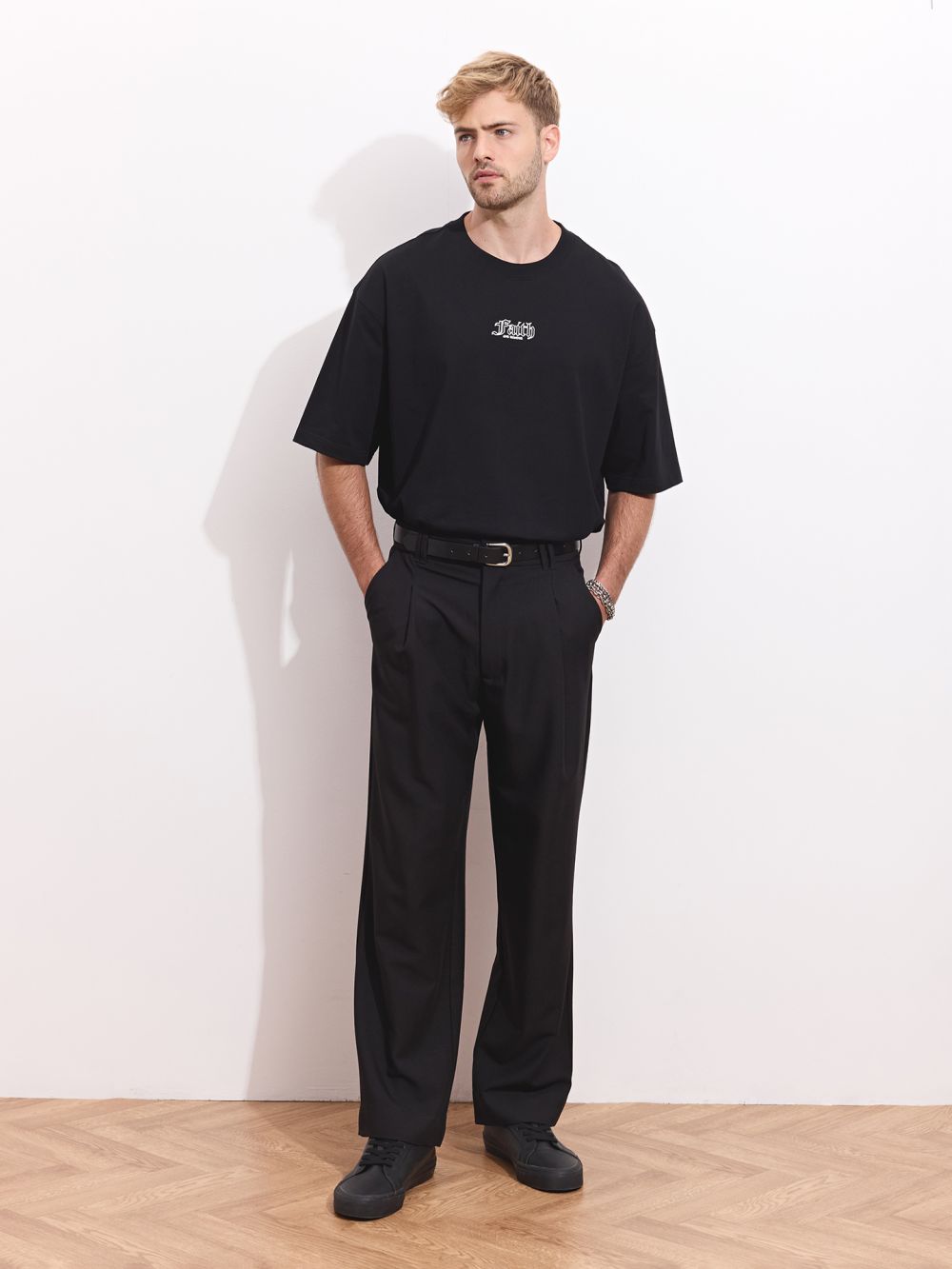 מכנסיים בסגנון מחויט