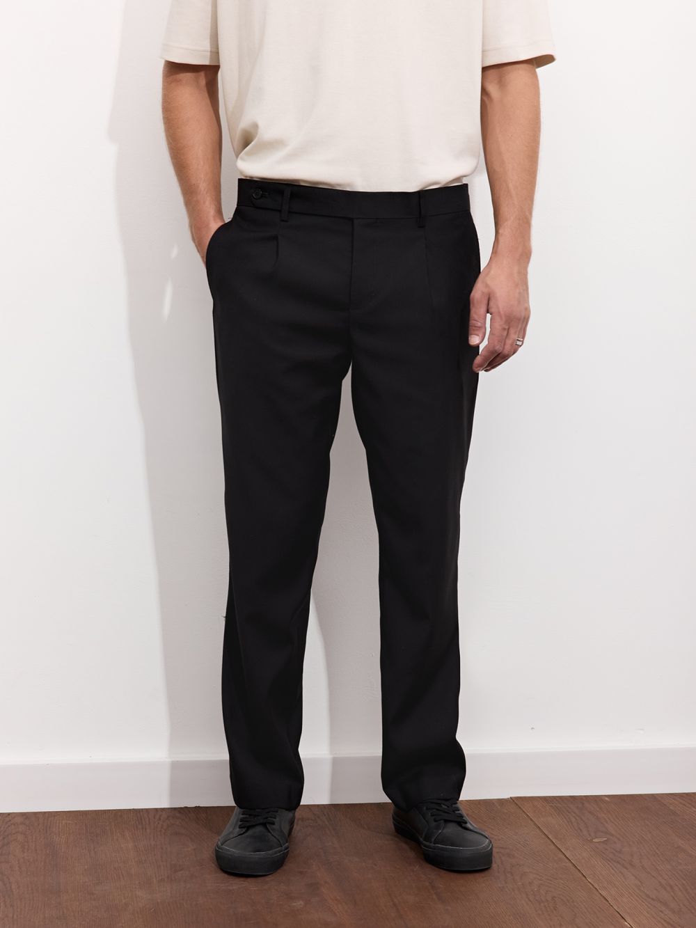 מכנס מחוייט  בגזרה STRAIGHT