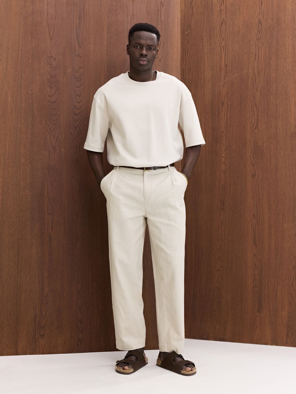 מכנסיים מחויטים עם קפלים