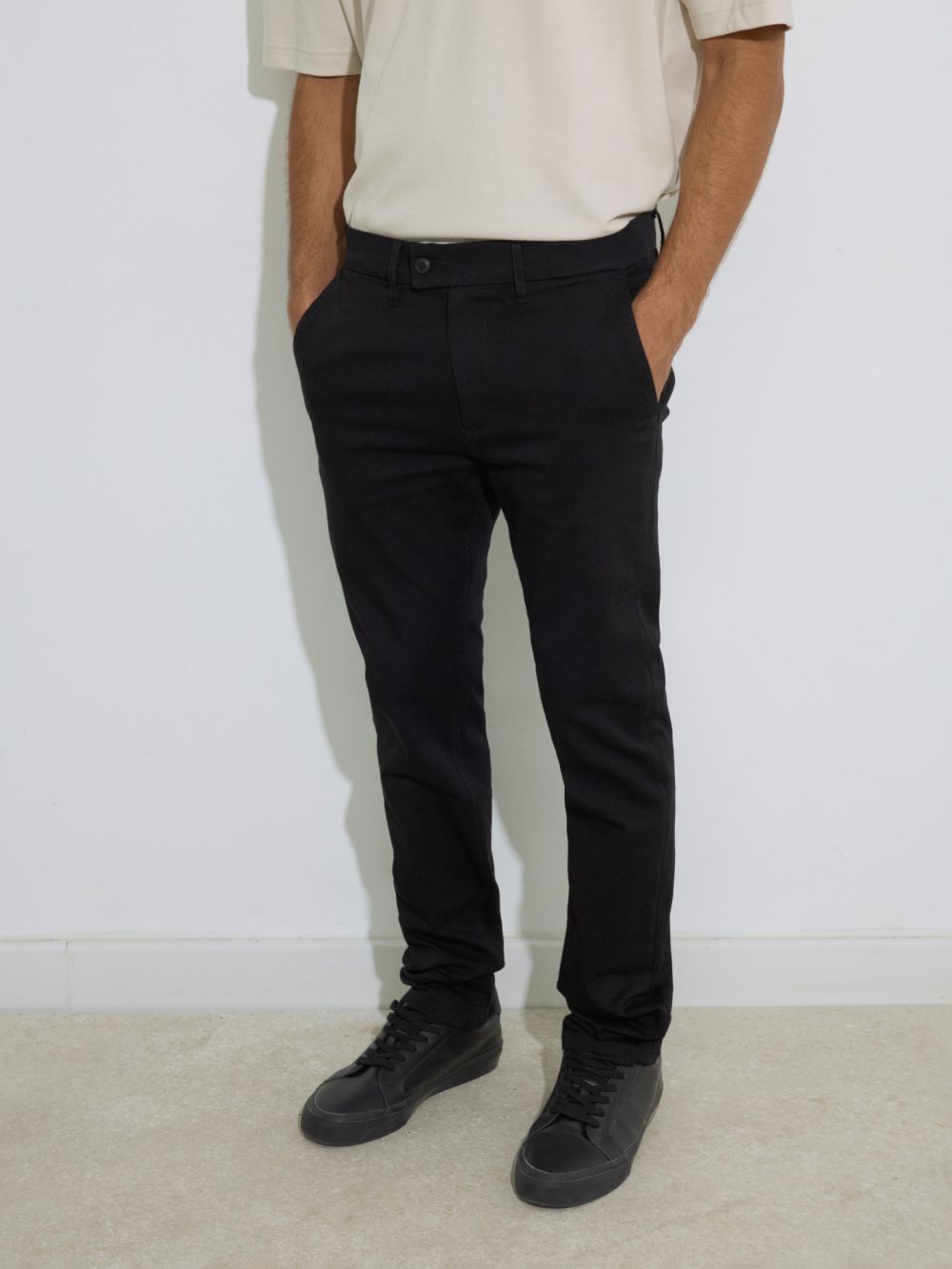 מכנסיים מחוייטים בגזרת SLIM