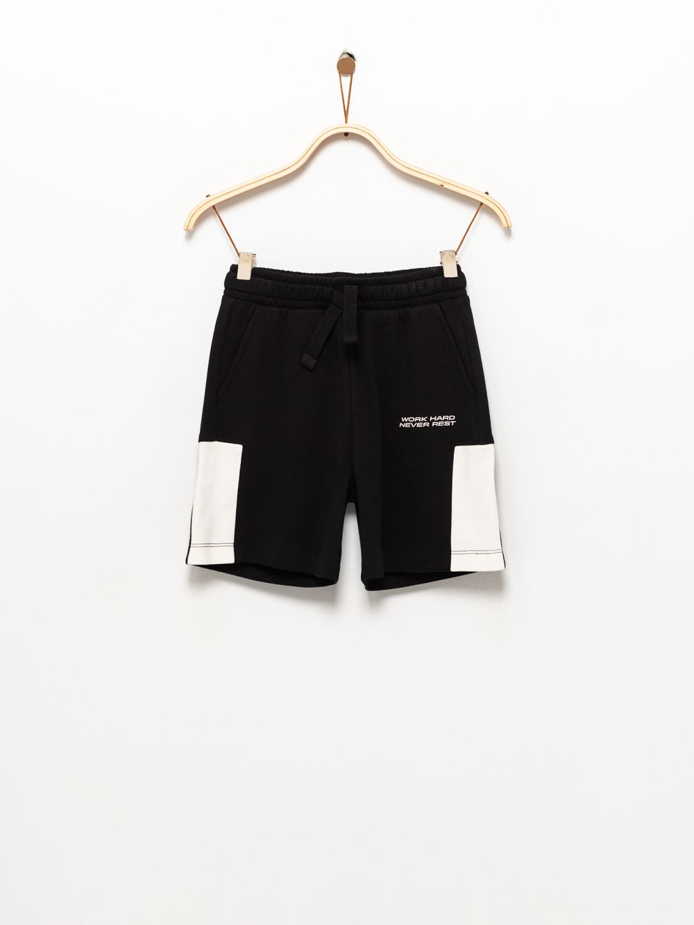 מכנסיים קצרים