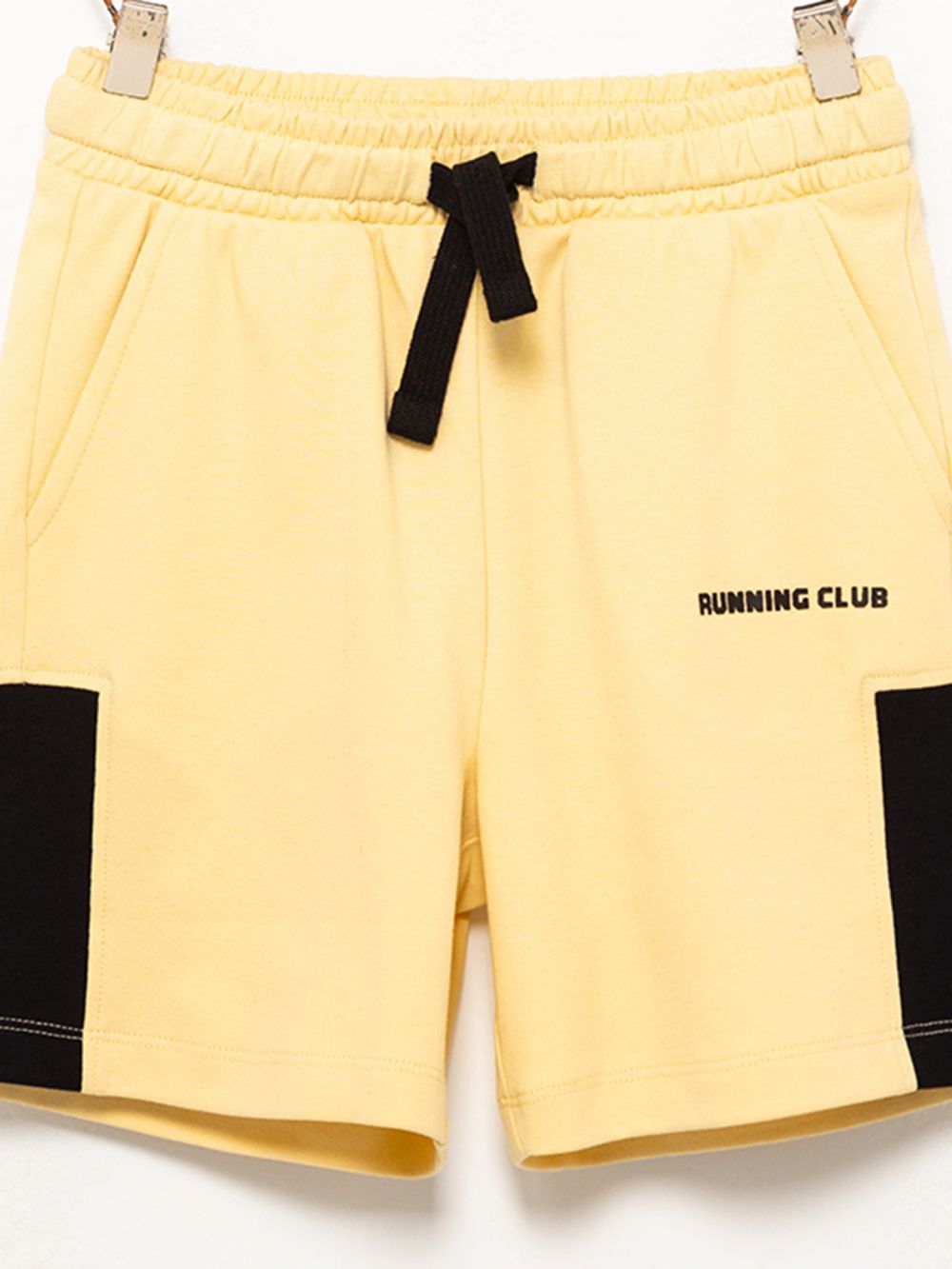 מכנסיים קצרים