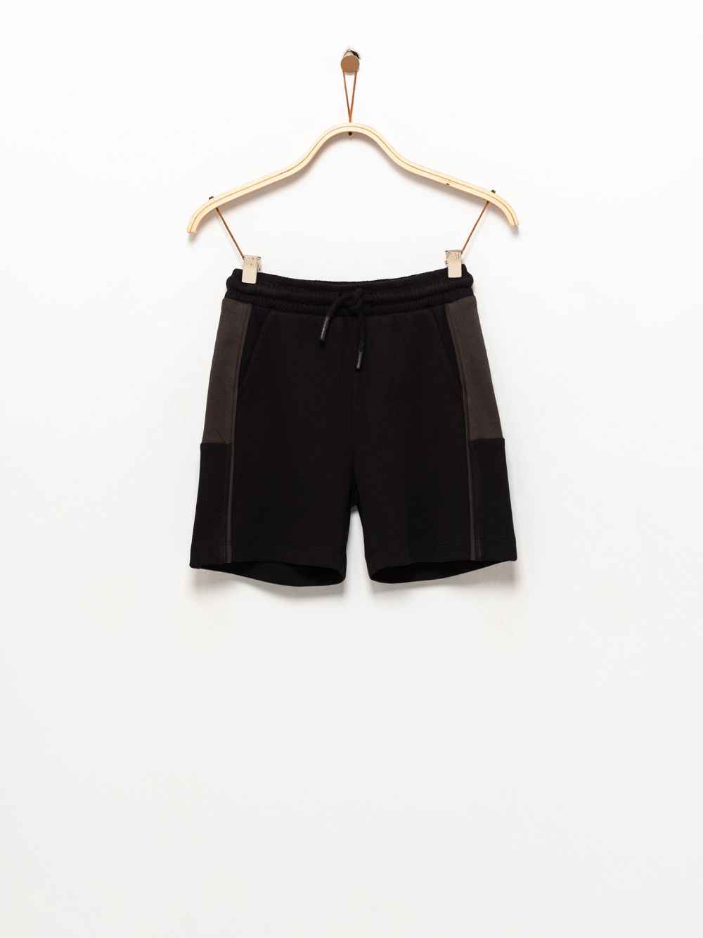 מכנס קצר עם חתכים