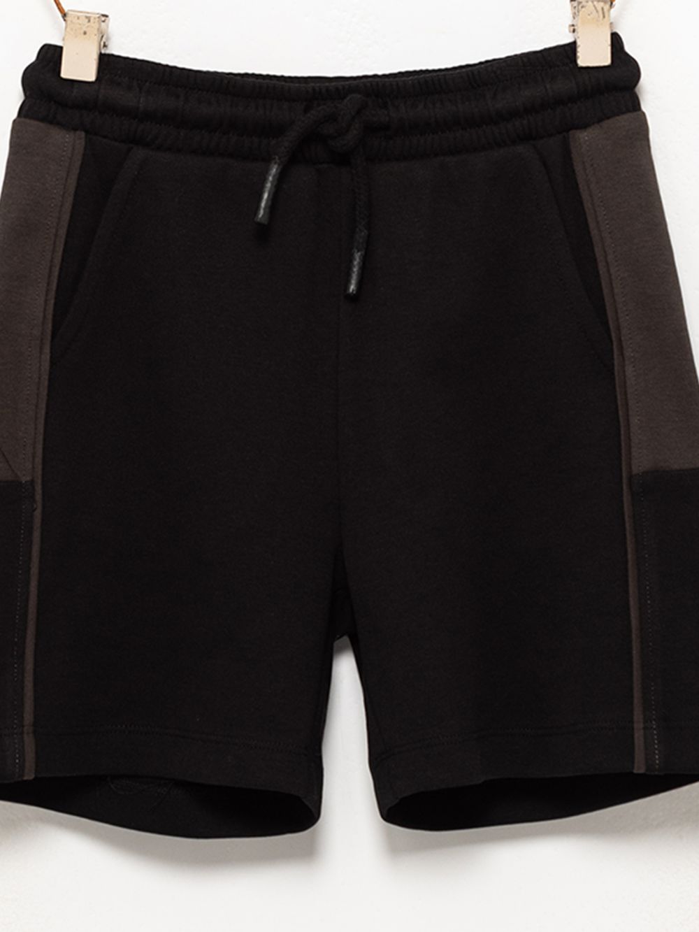 מכנס קצר עם חתכים