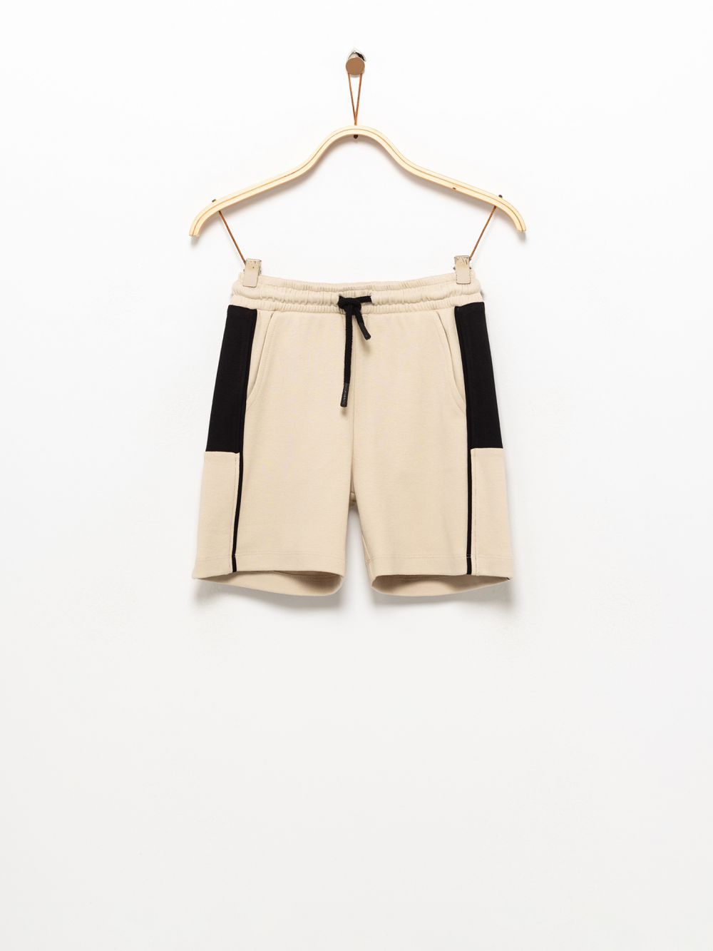 מכנס קצר עם חתכים