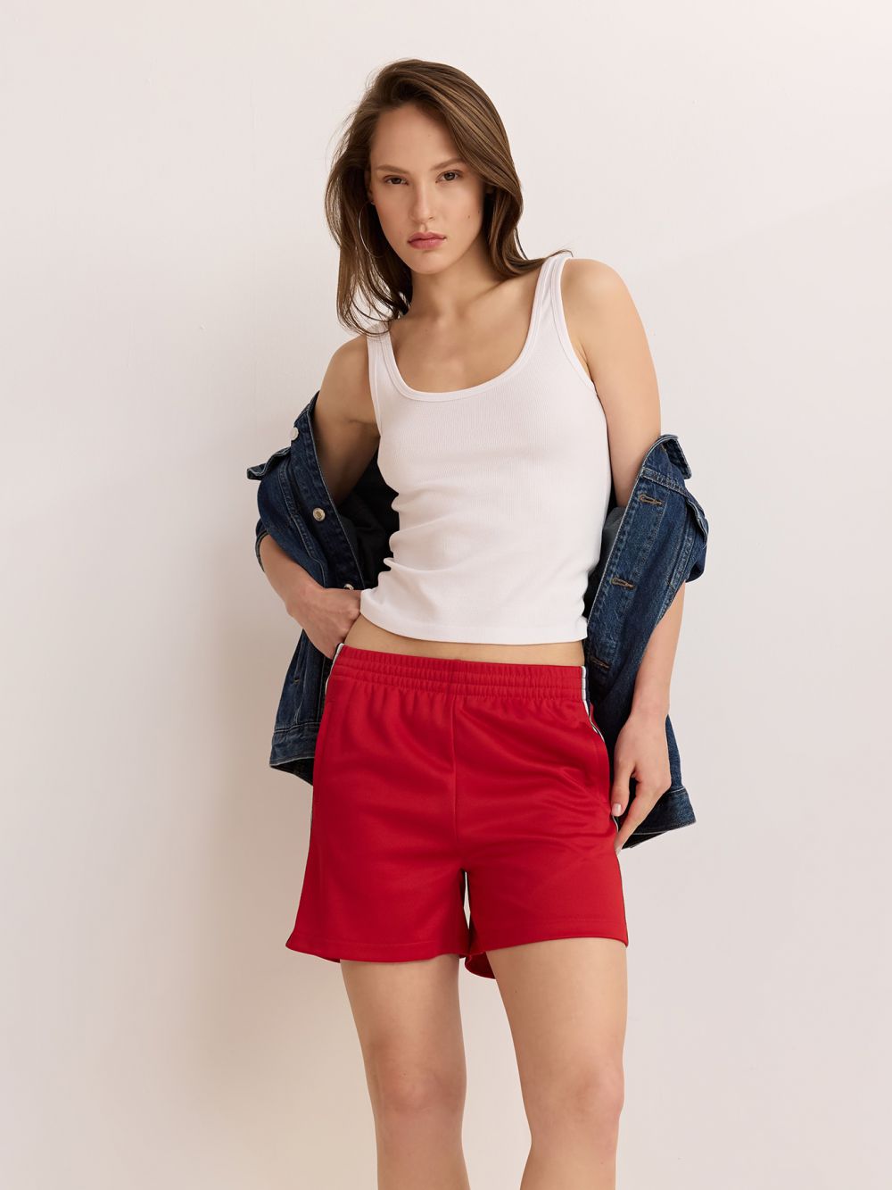 מכנסיים קצרים בסגנון ספורטיבי