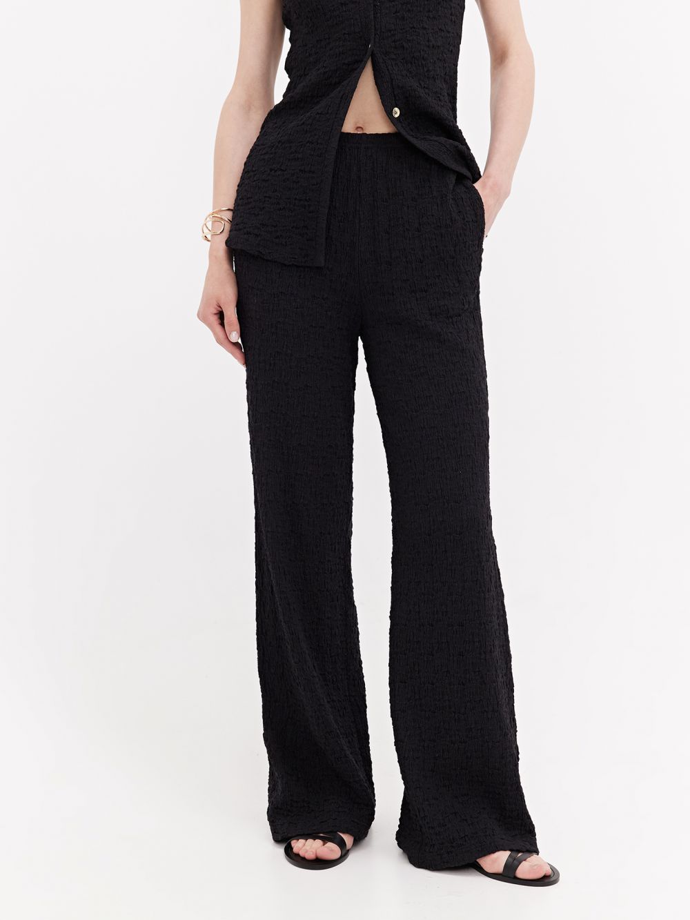 מכנסיים בגזרה נשפכת מבד טקסטורה