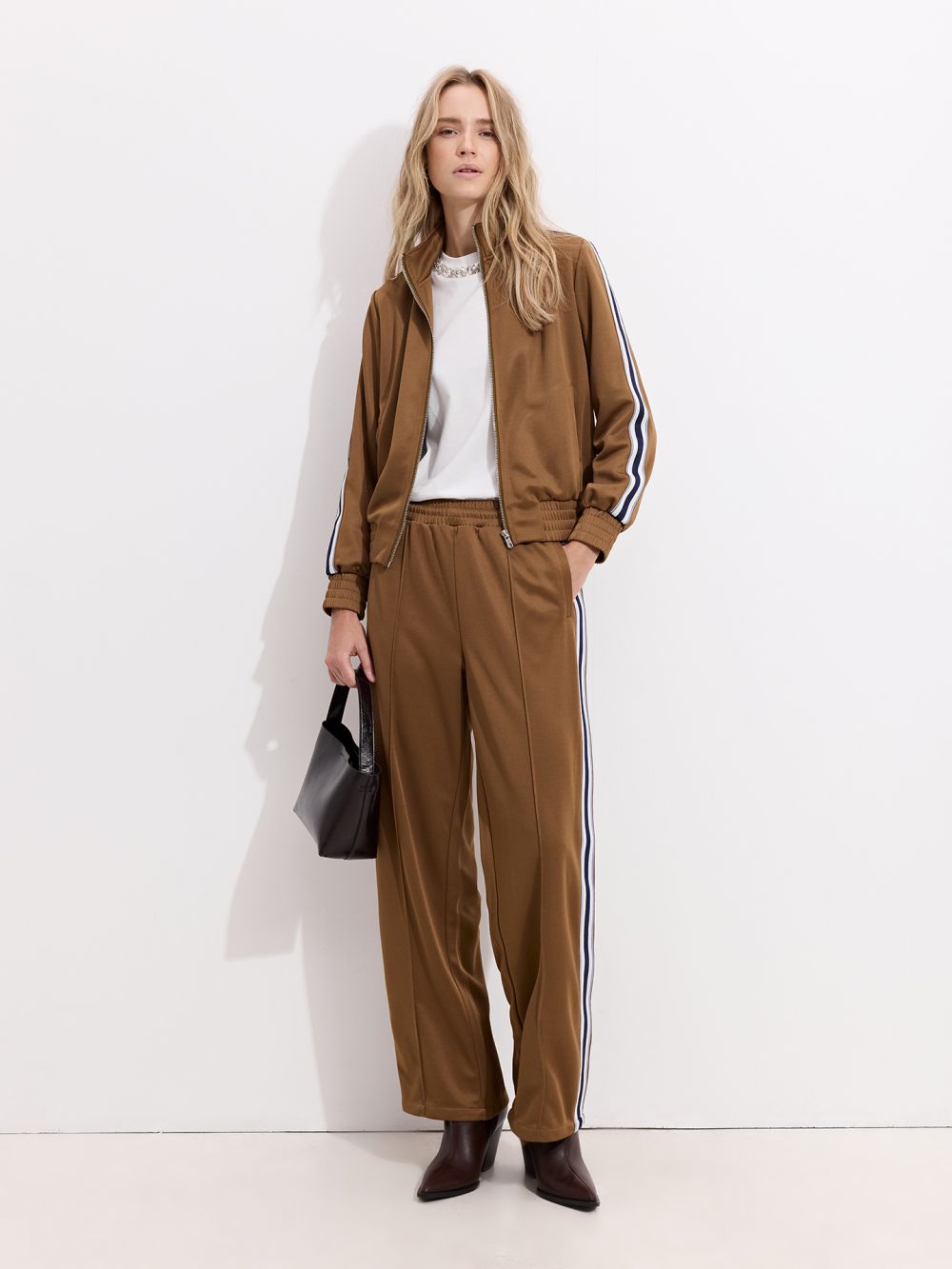 מכנסיים בסגנון Tracksuit