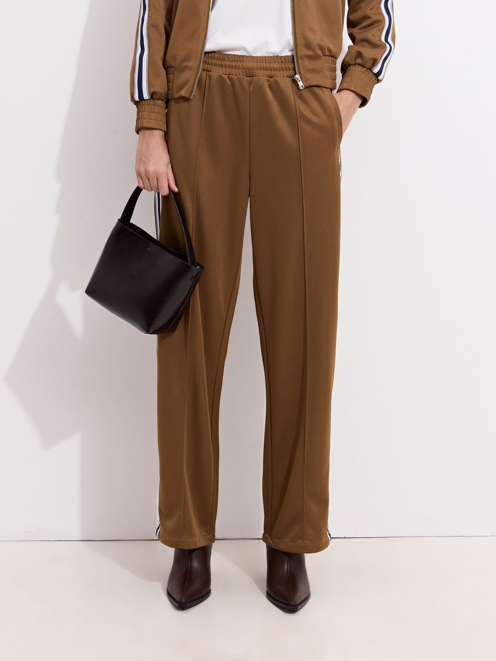 מכנסיים בסגנון Tracksuit