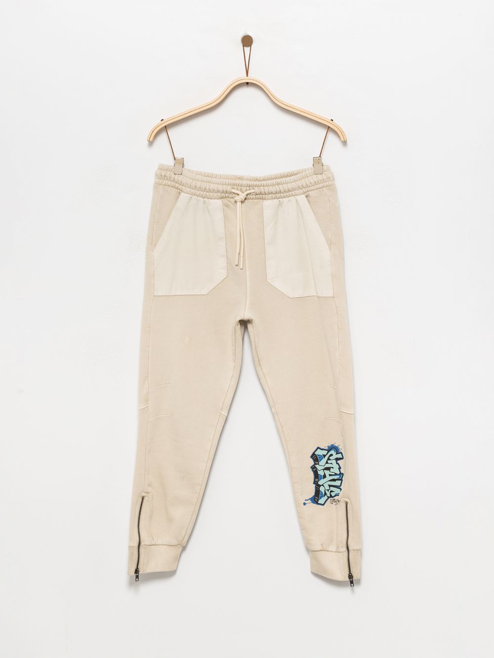 מכנסי פוטר עם הדפס גרפיטי