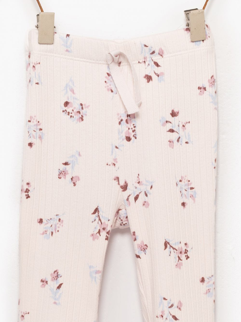 טייץ מתרחב עם שסע ופפיון