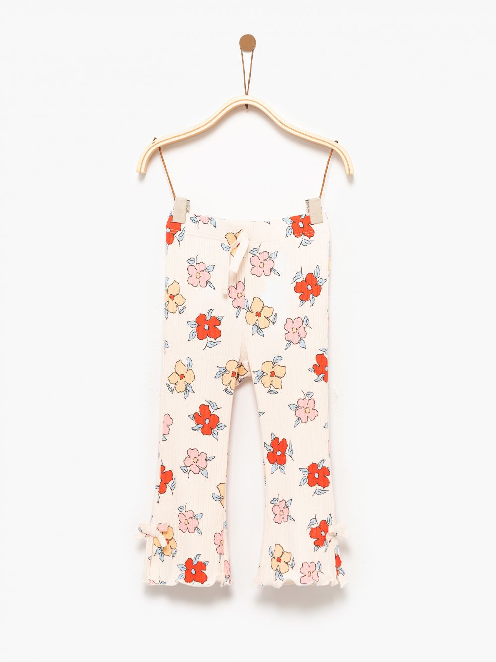 טייץ מתרחב עם שסע ופפיון