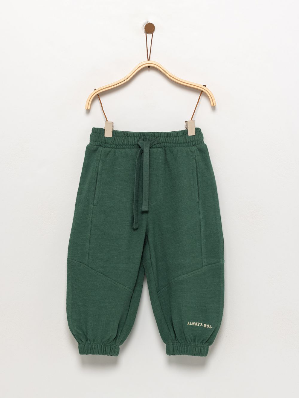 מכנס עם חתכים וטקסטורה