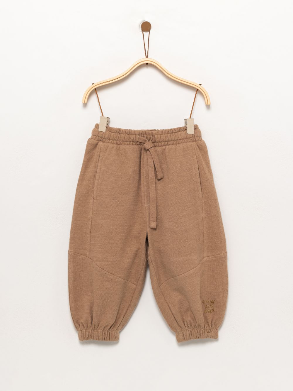 מכנס עם חתכים וטקסטורה