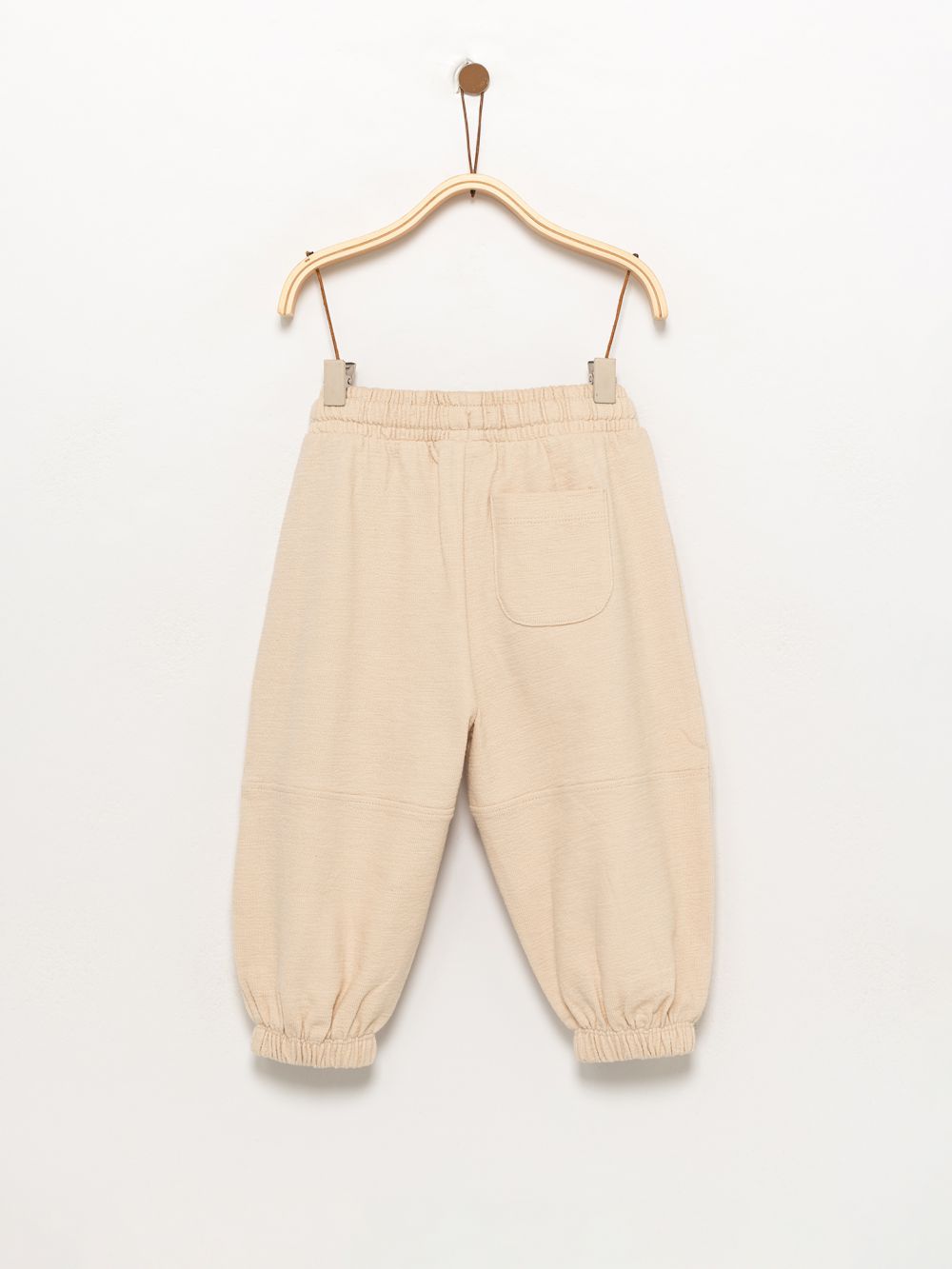 מכנס עם חתכים וטקסטורה