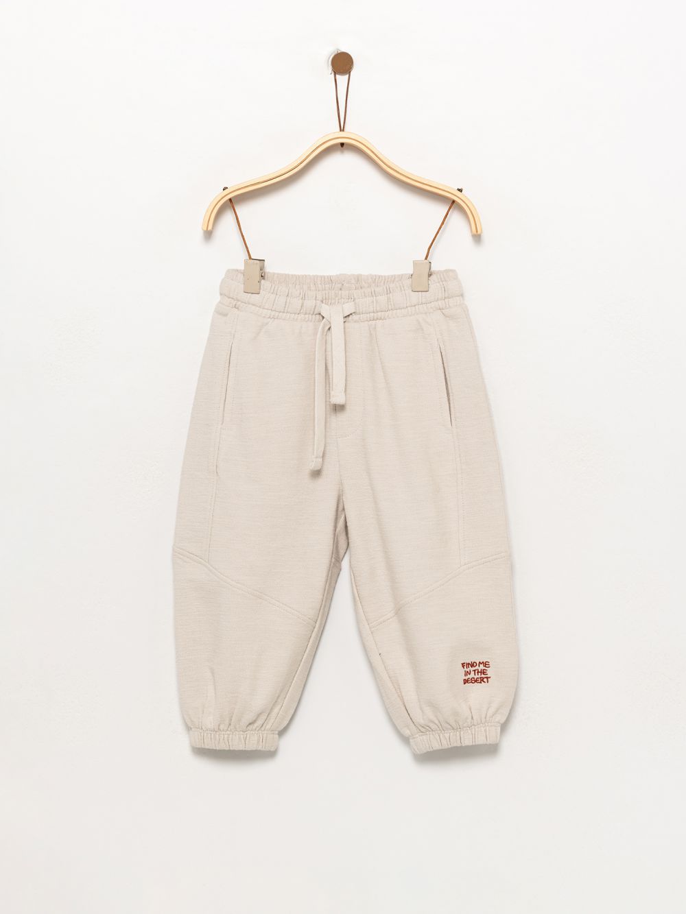 מכנס עם חתכים וטקסטורה