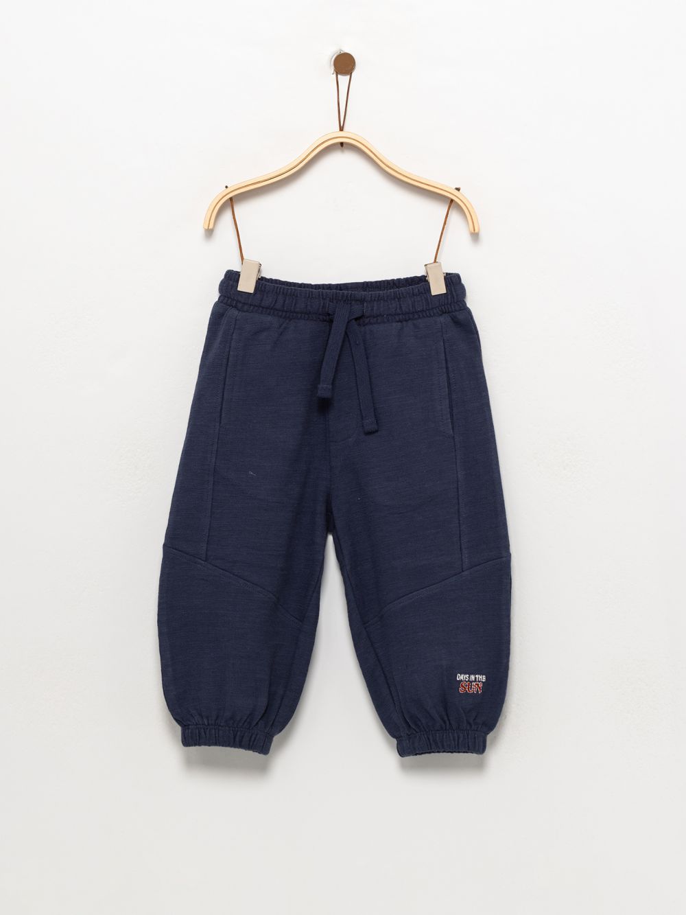 מכנס עם חתכים וטקסטורה