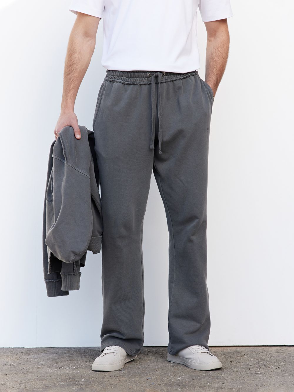 מכנסי טרנינג עם אוברלוק הפוך