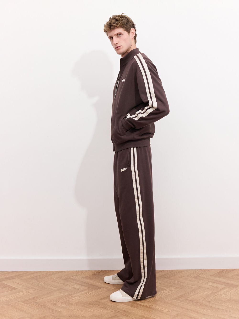 מכנסיים wide-leg עם פסים בצד