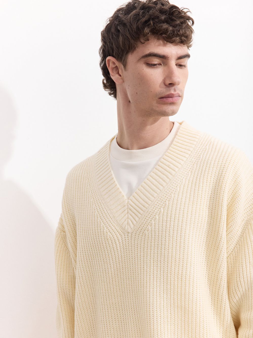 סריג אוברסייז עם צווארון V