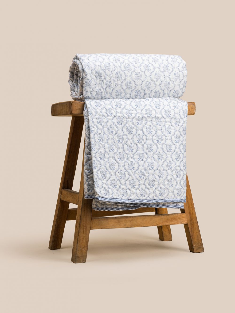 שמיכת קיץ פרחים כחולים קווליט עם מילוי 200X220CM