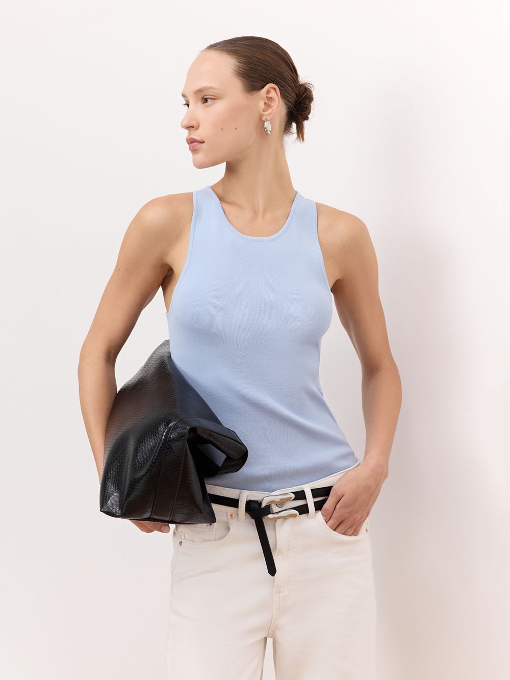 גופיית סריג עם כתפיות בצורת וי