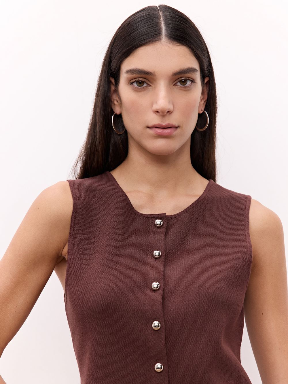 וסט סרוג עם כפתורי זהב