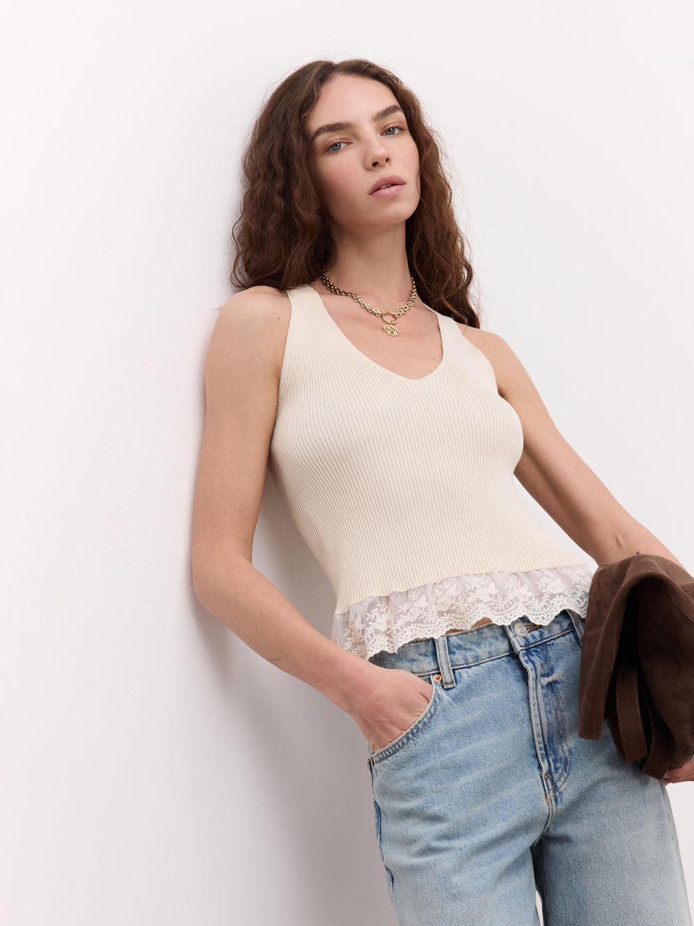 טופ סרוג עם גימור תחרה