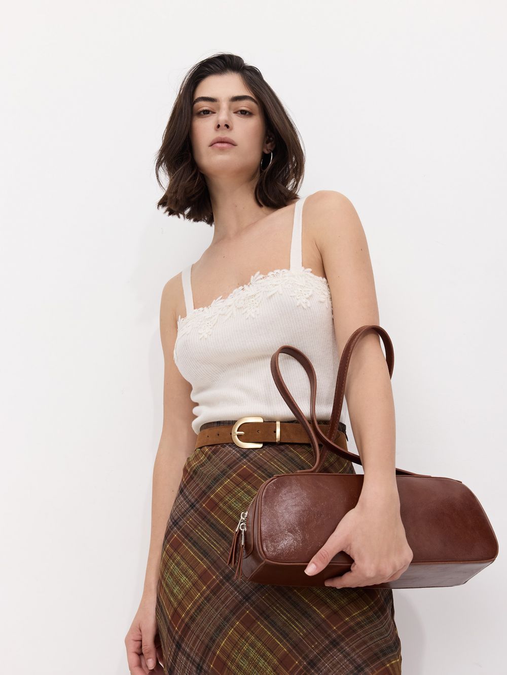 גופייה עם עיטור תחרה במחשוף