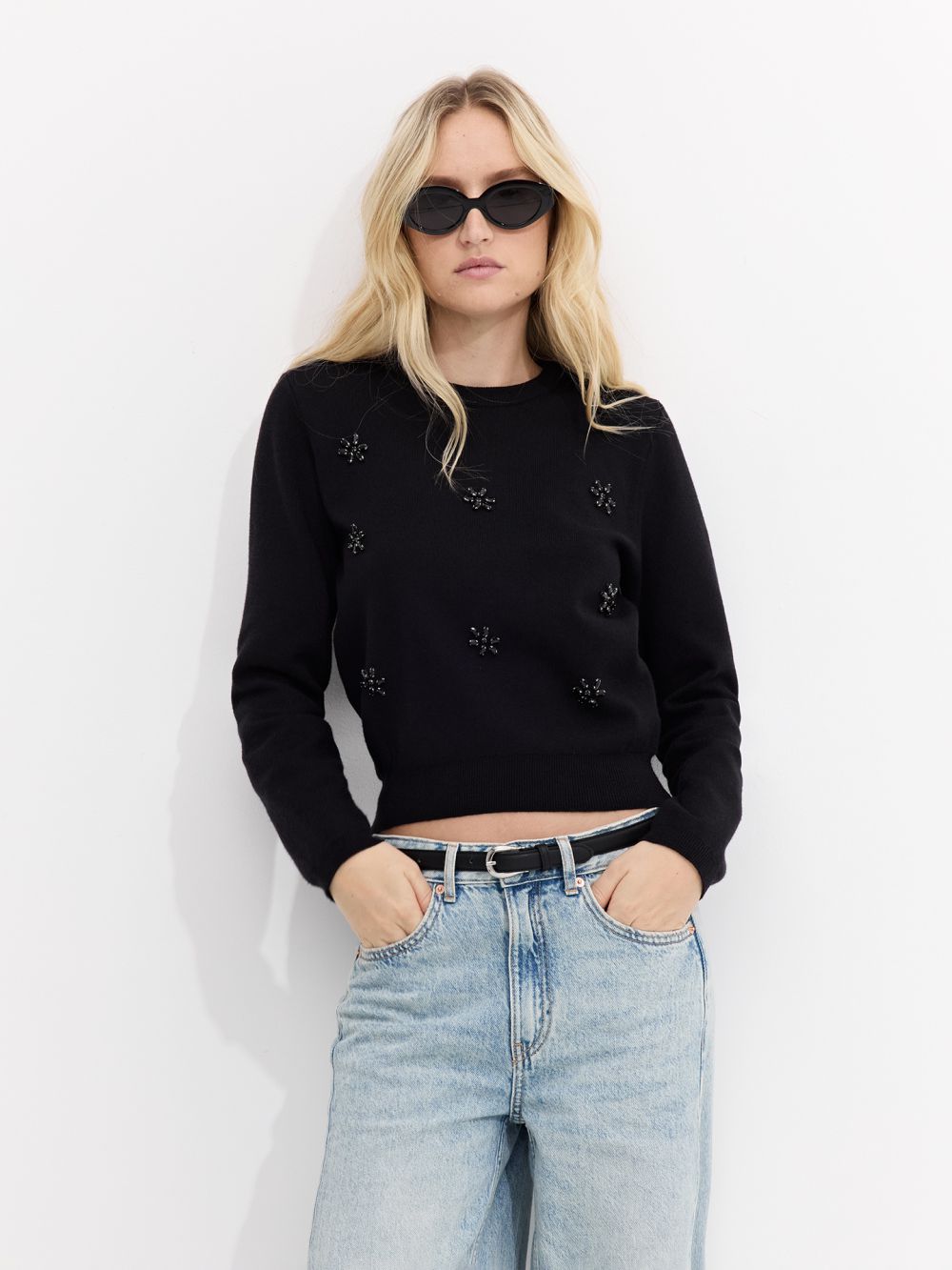 סריג עם צווארון עגול ואבנים