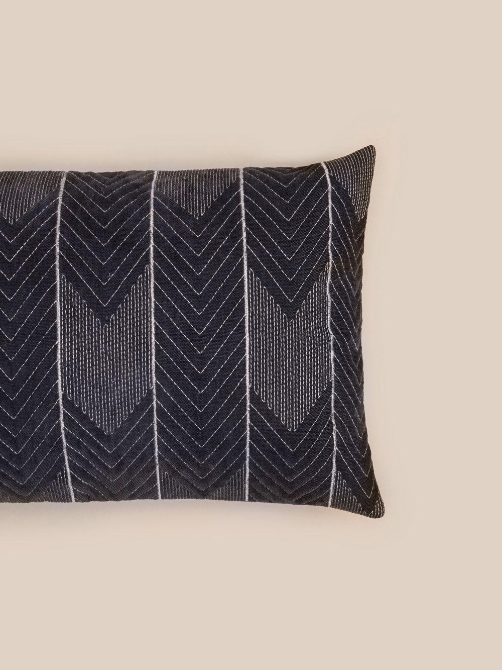 כיסוי כרית קטיפה רקמה כחול כהה