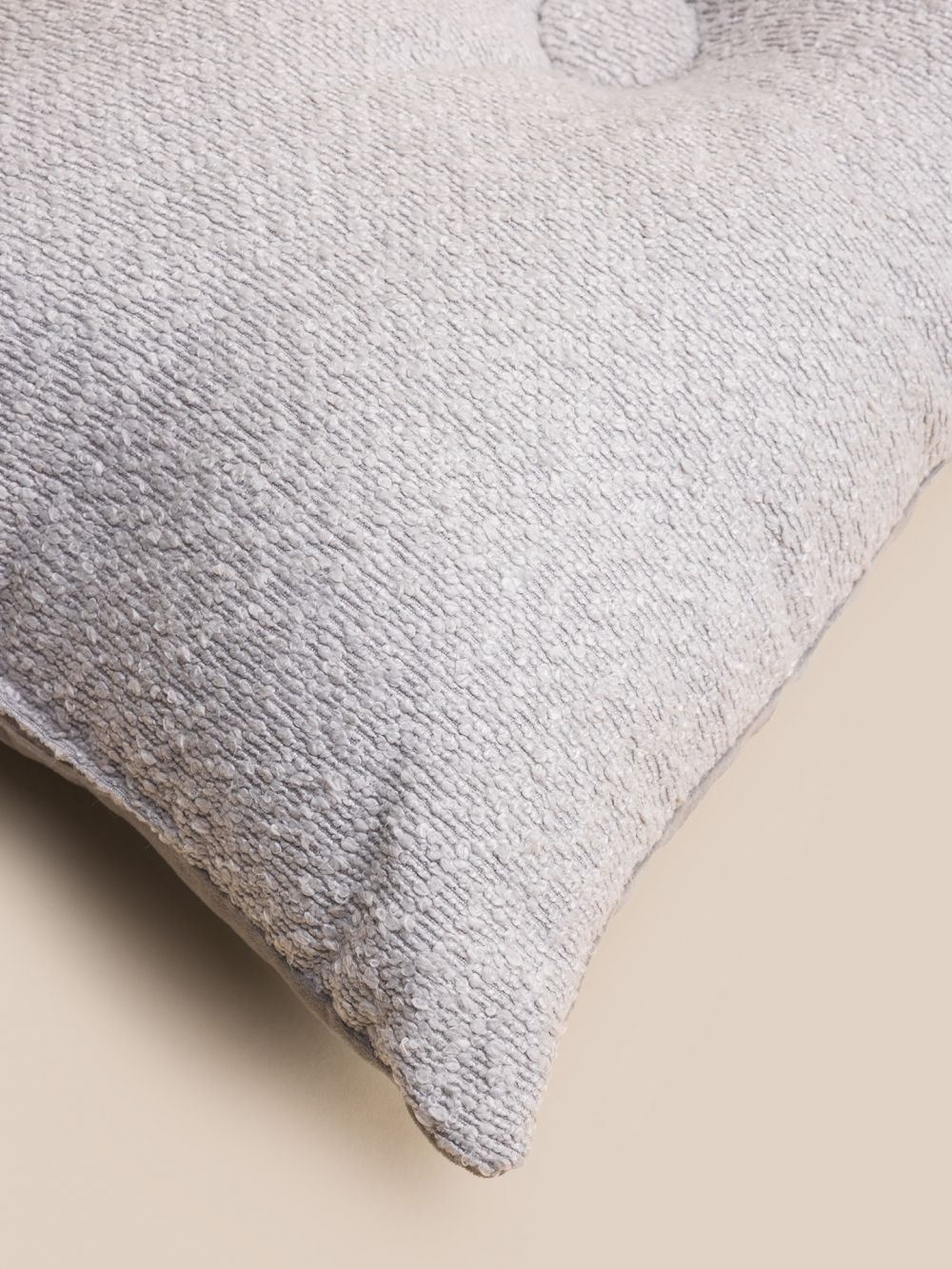 כרית 50*30 בוקלה אפור בשילוב קטיפה