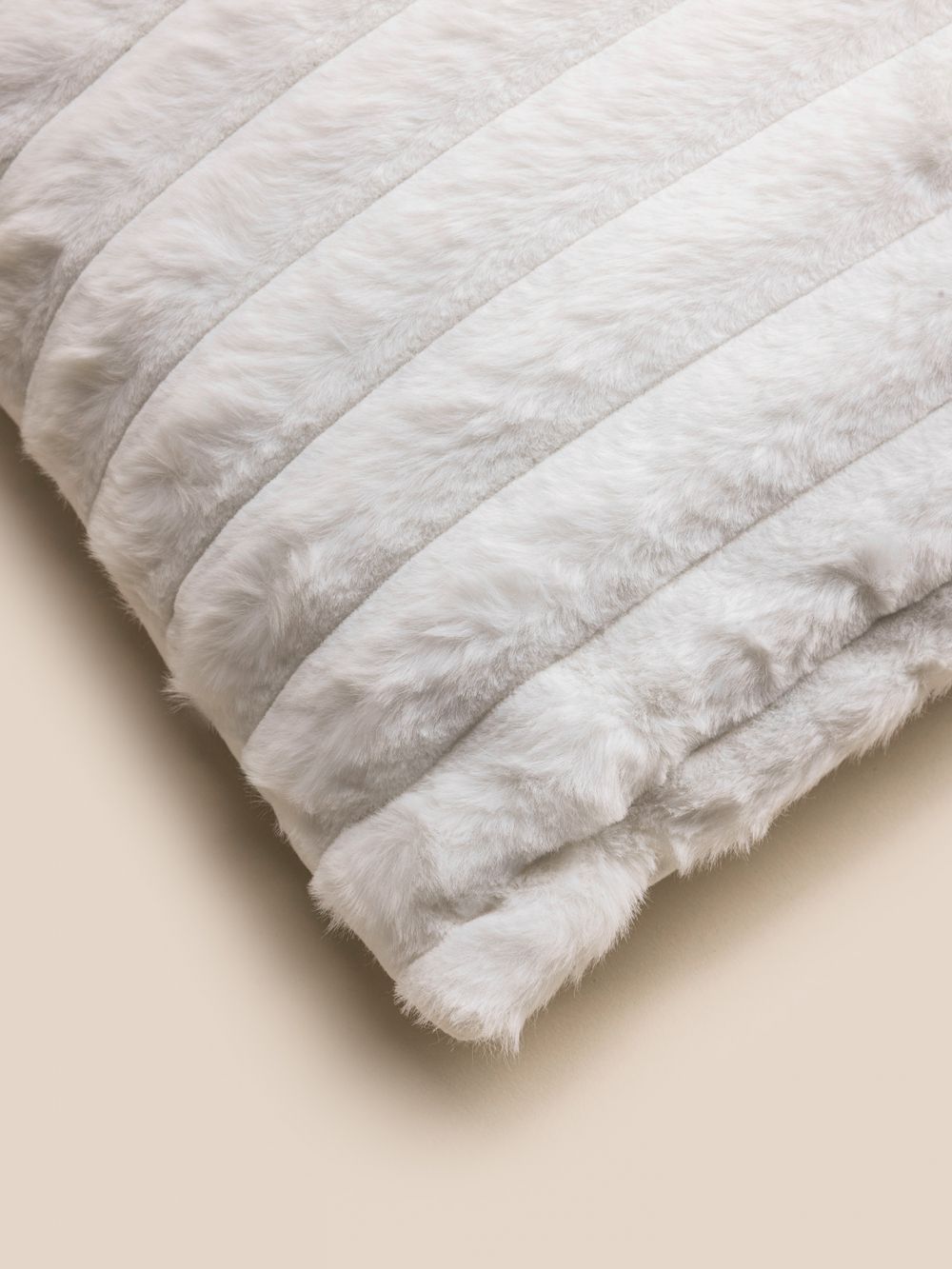 כרית דמוי פרווה פסים 30X50CM