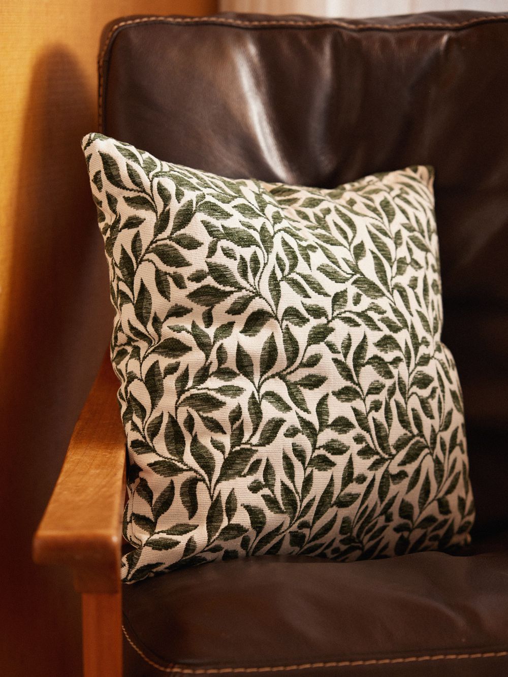 כרית נוי רקמת עלים 45X45CM