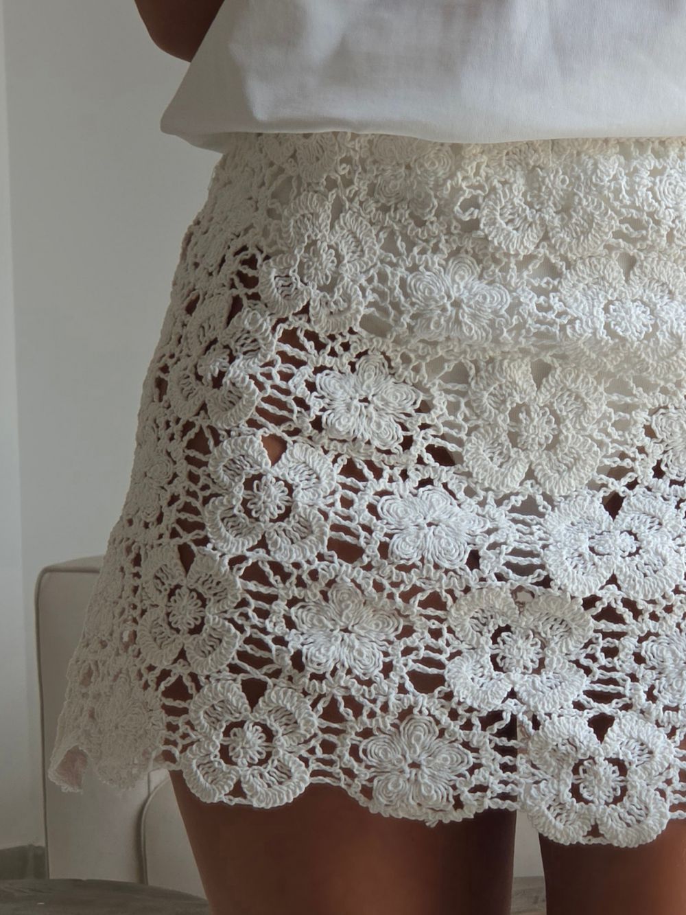 חצאית מיני קרושה עם גומי במותן