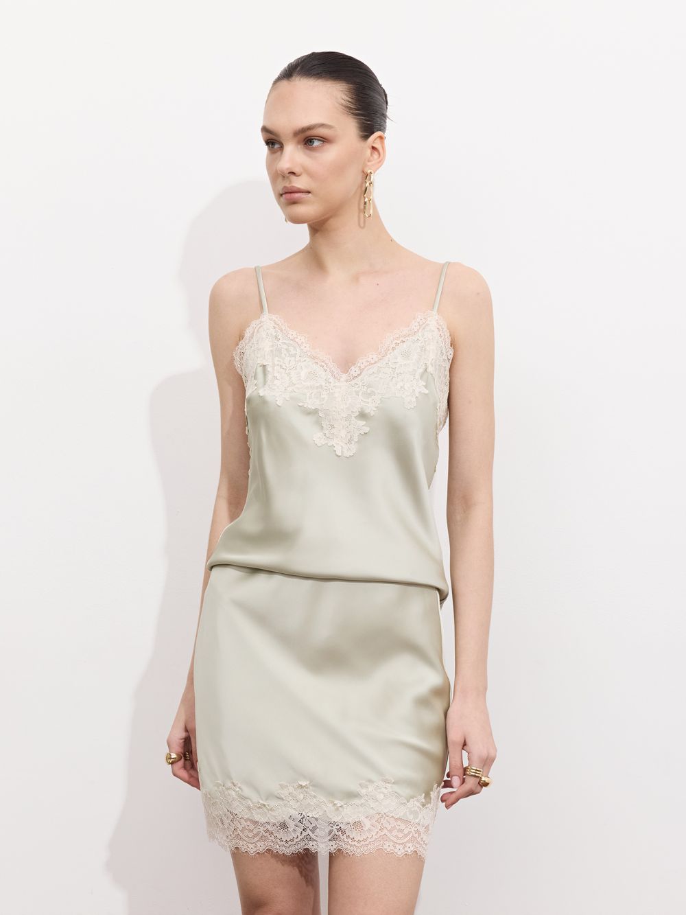 חצאית מיני בגימור תחרה