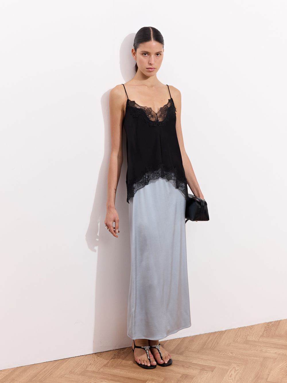 חצאית מידי גזורה באלכסון