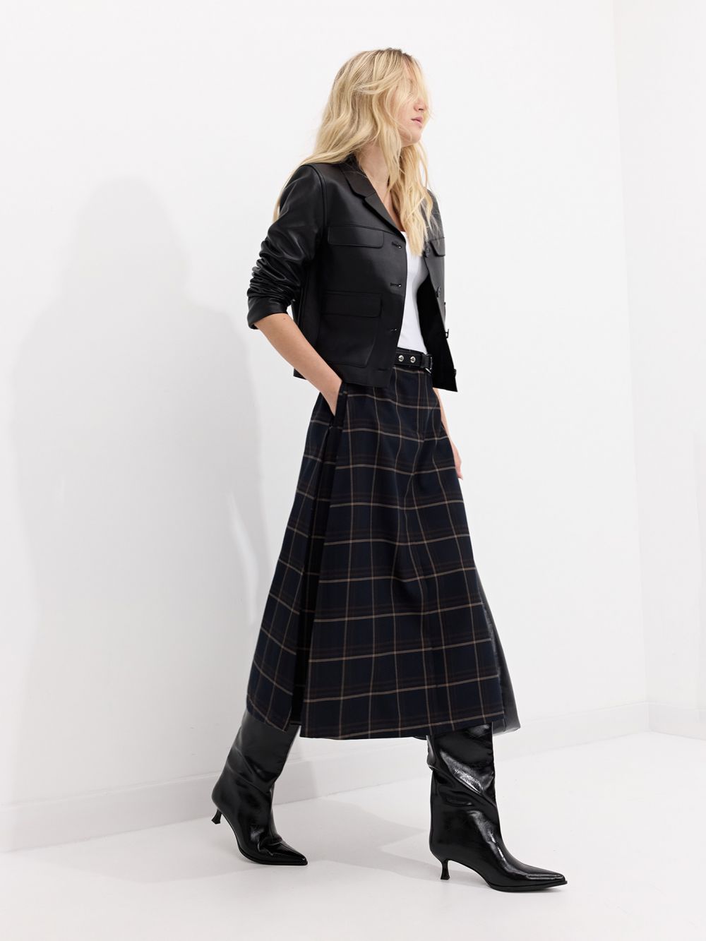 חצאית מידי משובצת עם חגורה