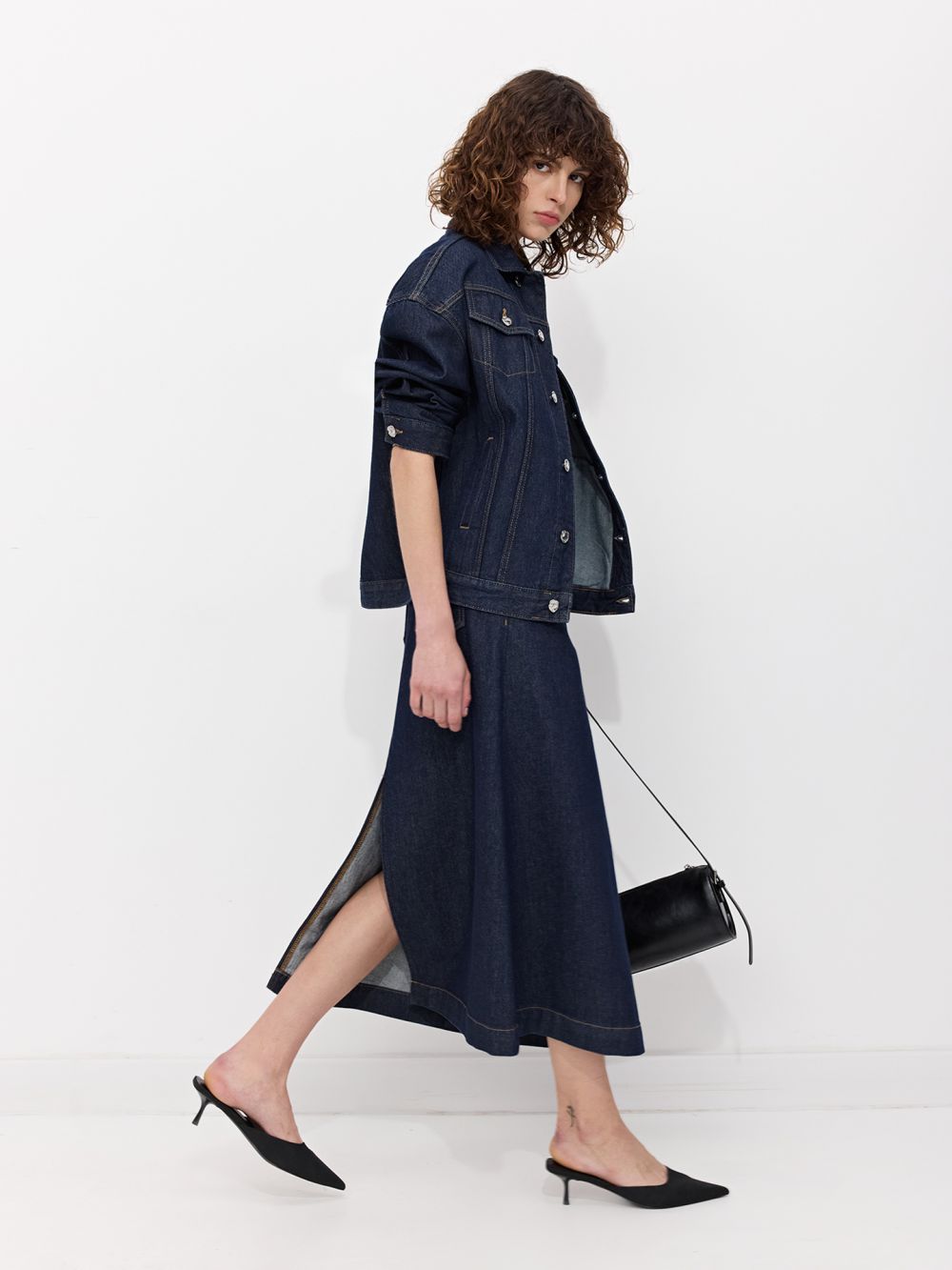 חצאית ג׳ינס באורך מידי בגזרת A