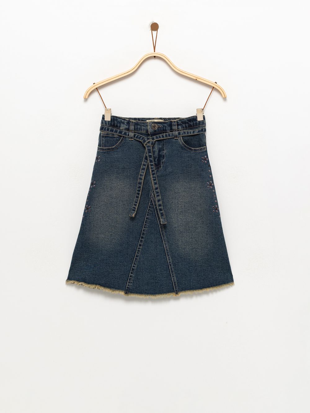 חצאית ג׳ינס עם ניטים